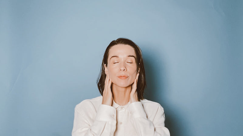 Niki Face Yoga - Workout für zu Akne neigende Haut
