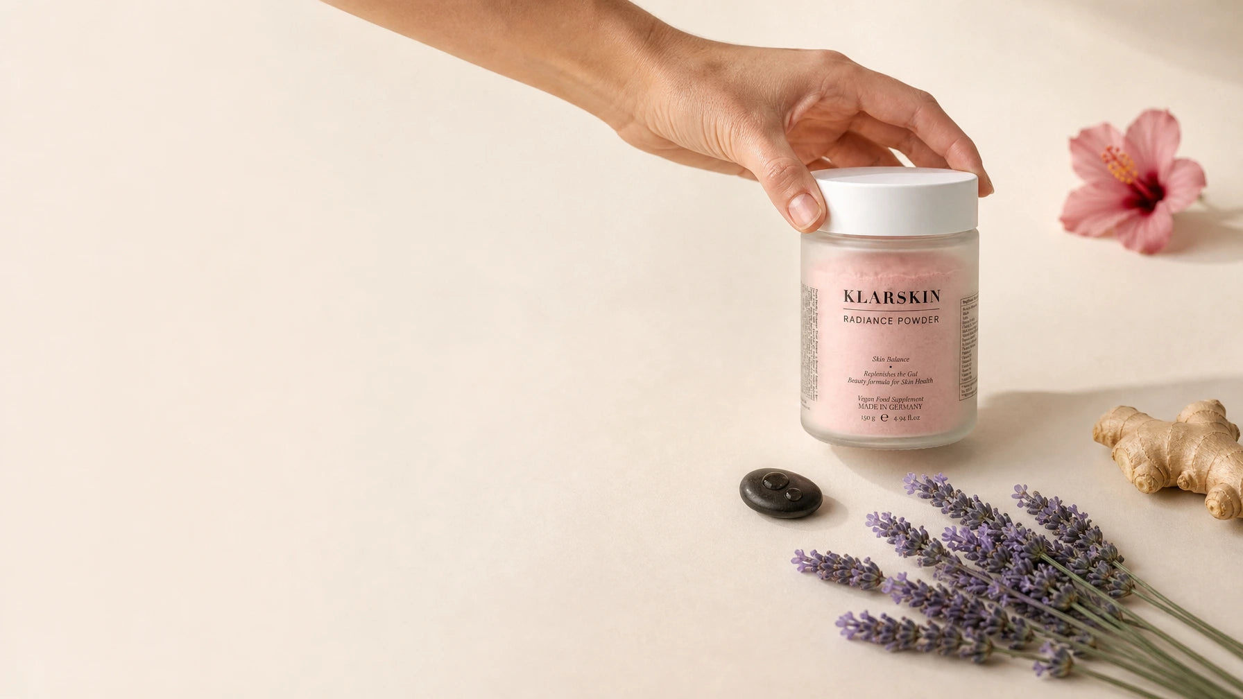 klarskin Radiance Powder in der Hand – Nahrungsergänzung gegen Erwachsenen-Akne